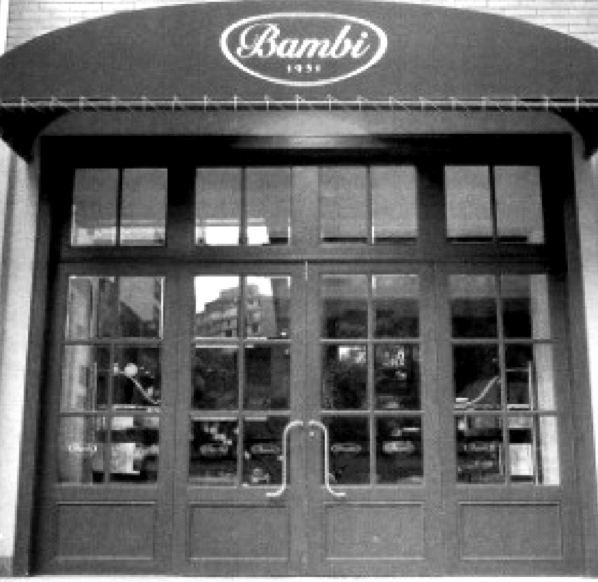 Portas de madeira e vidro do Bambi sob toldo com o logotipo Bambi 1951